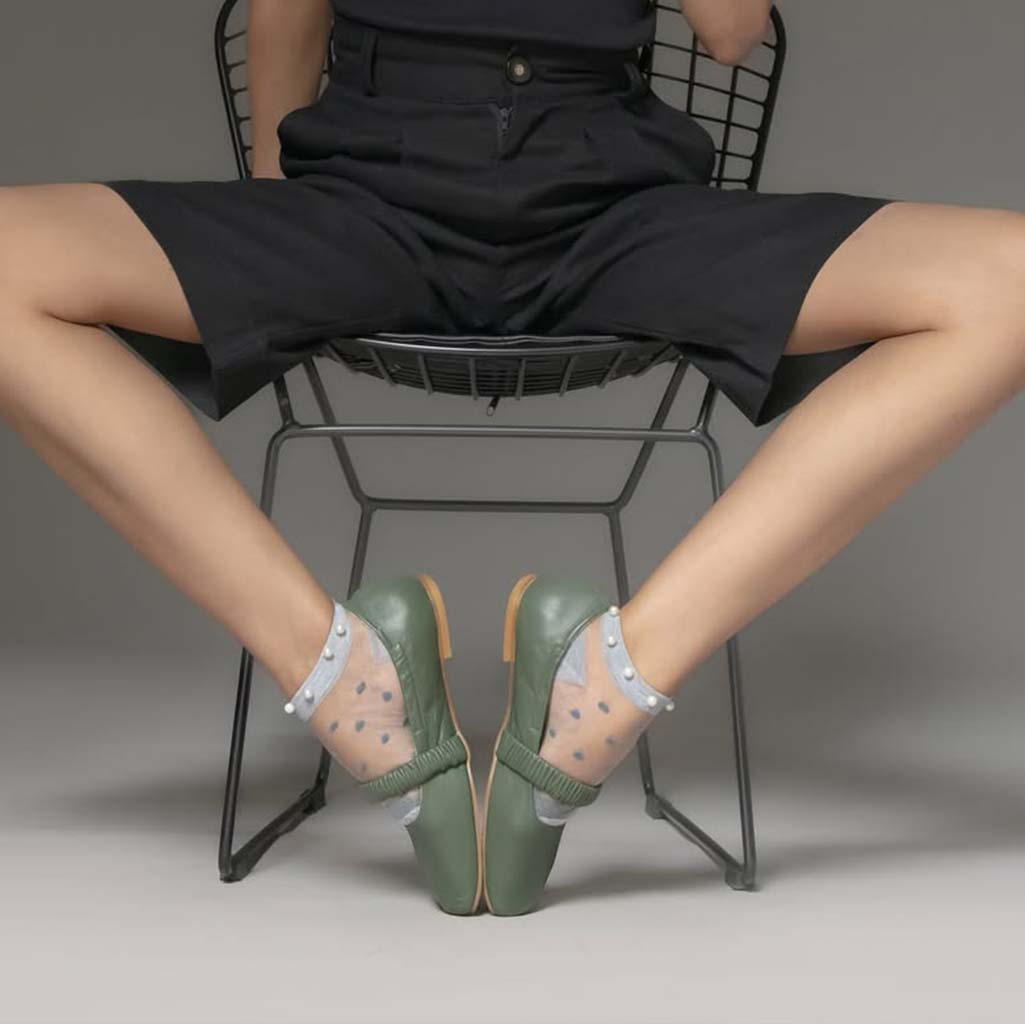 Modelo sentada mostrando las baletas en posicion vertical, destacando su comodidad y flexibilidad