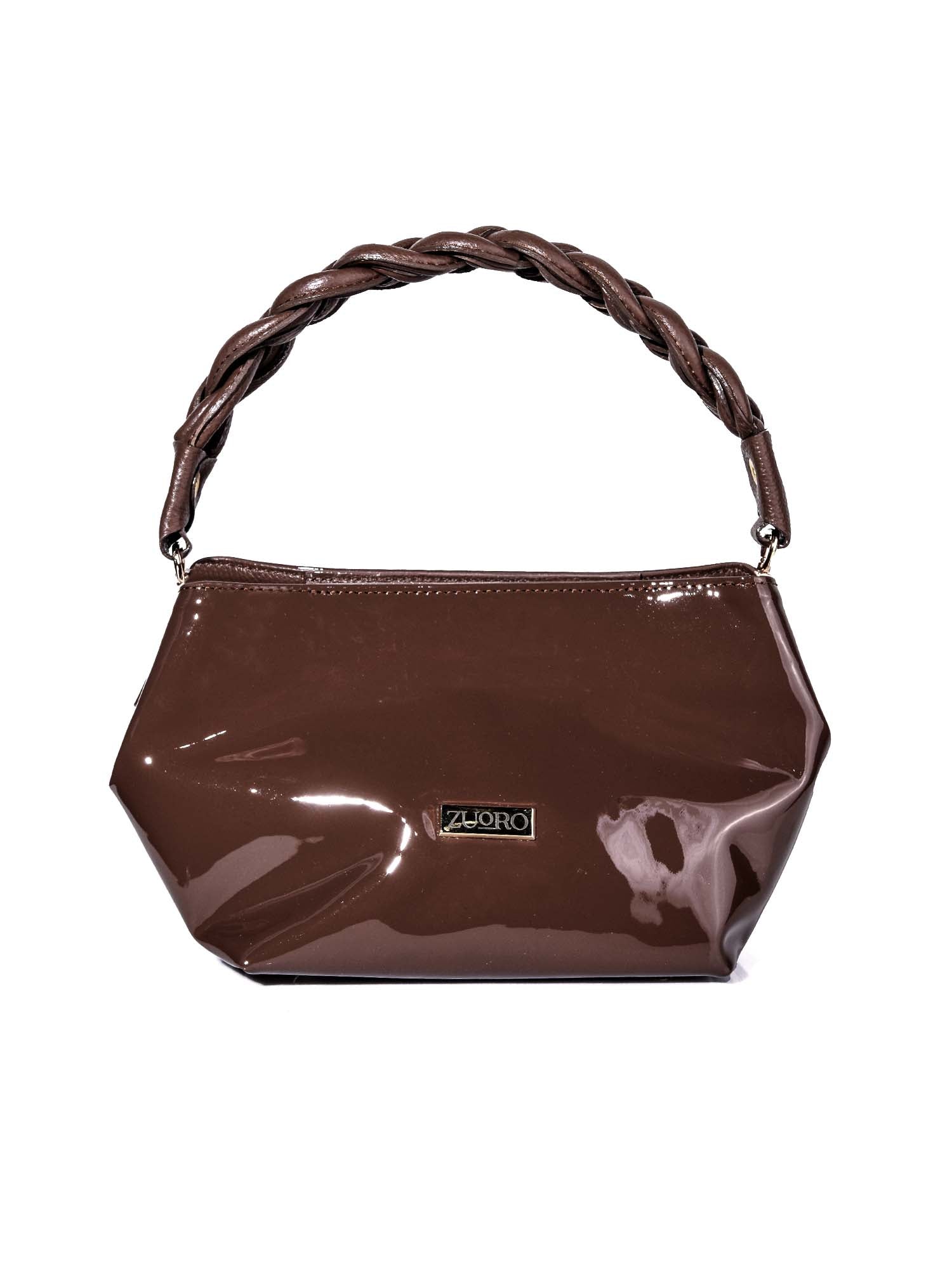 Vista frontal del bolso Adele chocolate, donde el contraste del tono profundo con los herrajes dorados resalta su elegancia atemporal