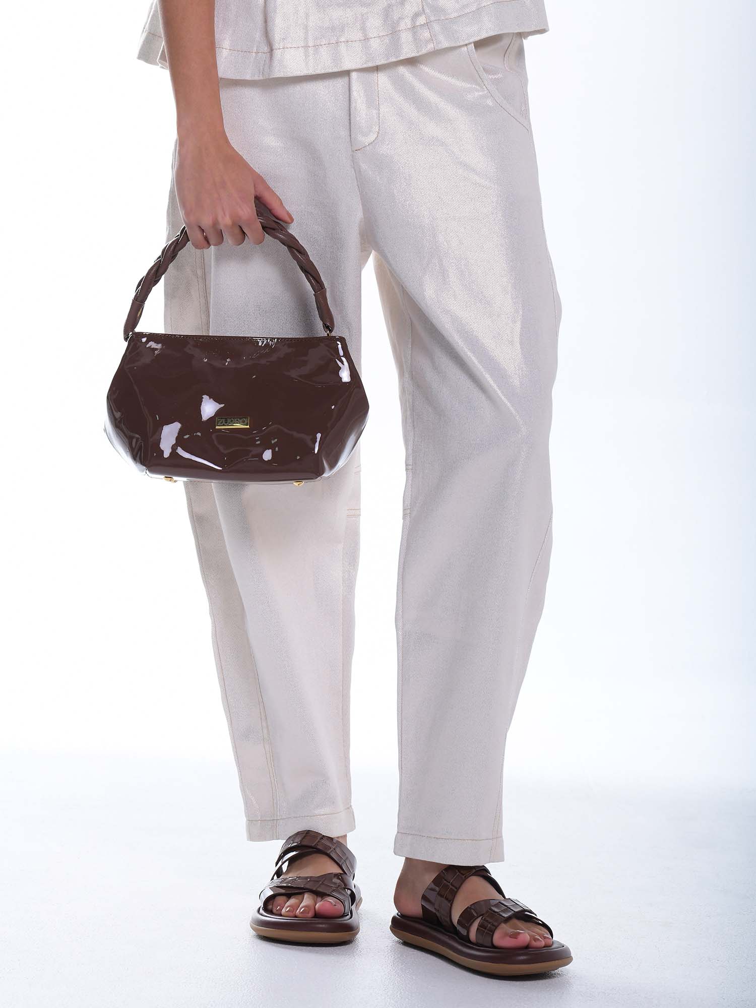 Modelo luciendo el bolso Adele chocolate en un entorno de estudio, ideal para combinar con looks tierra y texturas naturales