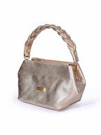 Bolso de mano hexagonal modelo Adele en color dorado de Zuoro Shoes, con asa rígida trenzada y herrajes dorados de lujo