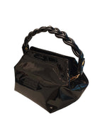 Bolso de mano hexagonal modelo Adele de Zuoro Shoes en negro charol, con asa rígida trenzada y herrajes dorados de lujo