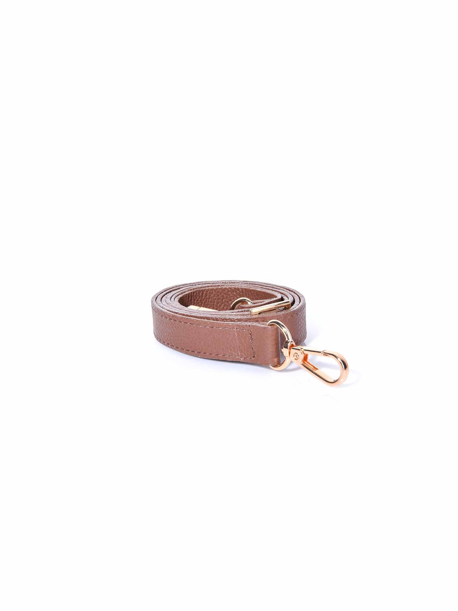 Primer plano de la asa larga alternativa para el bolso Sicilia marrón, ideal para un look más casual y funcional