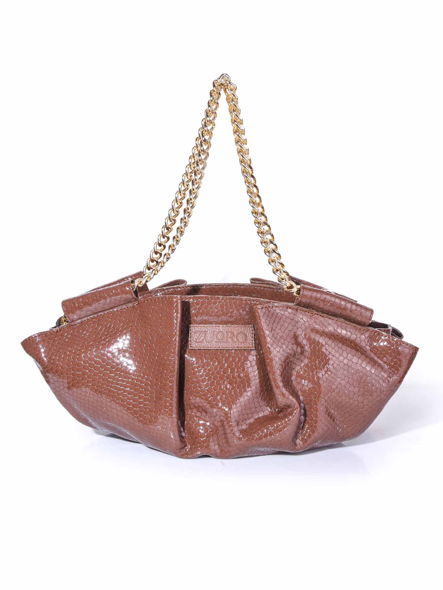 Vista frontal del Sicilia Bag marrón resaltando el contraste entre el patrón de serpiente y el brillo de los detalles de lujo