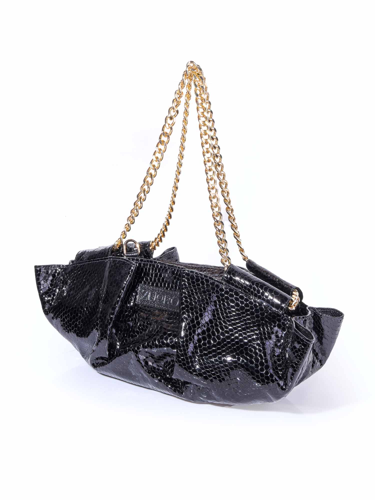 Bolso de hombro modelo Sicilia Bag de Zuoro Shoes en cuero negro con grabado de phyton y elegante asa de cadenas doradas