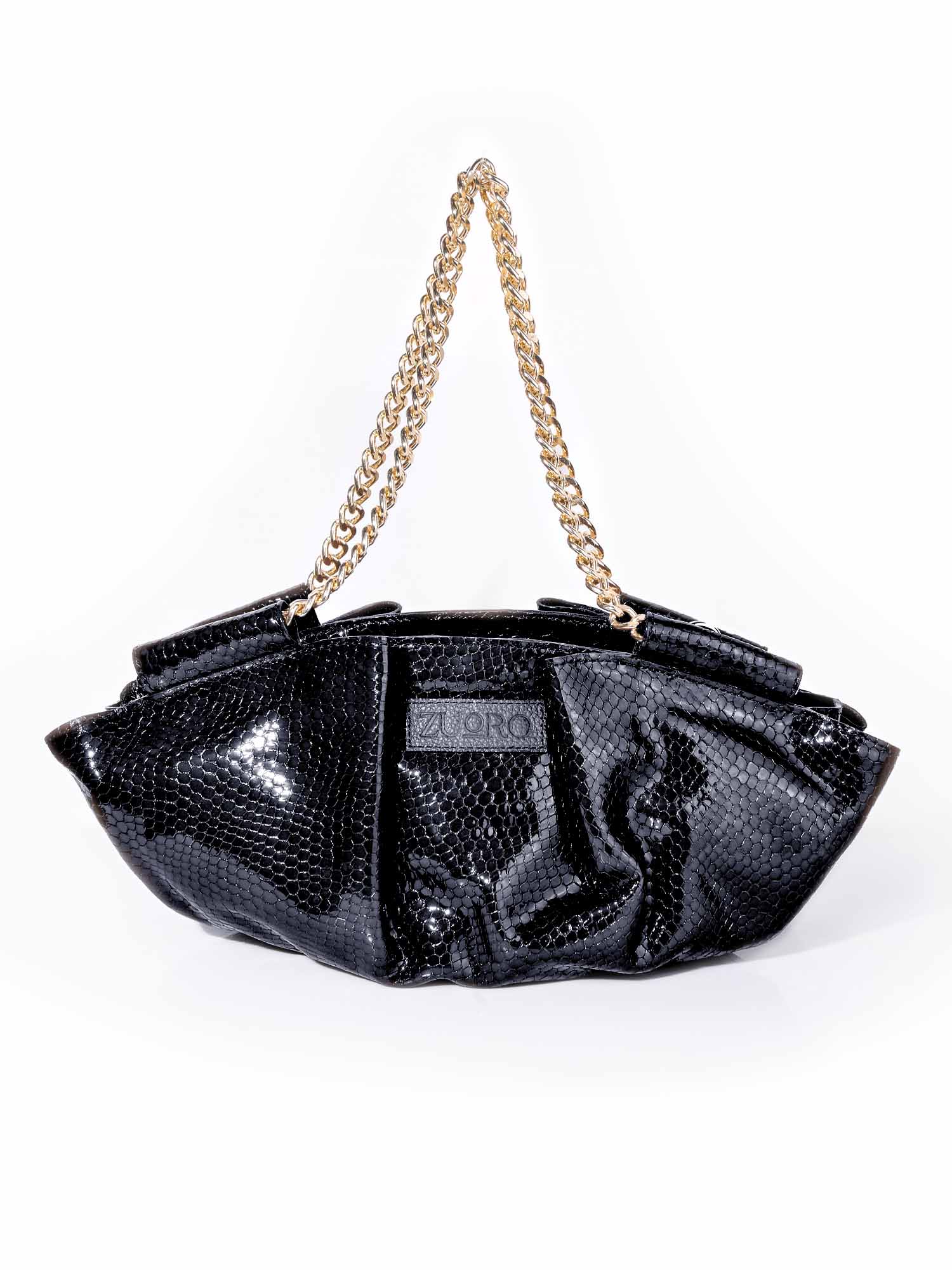 Vista frontal del Sicilia Bag negro grabado phyton, resaltando la textura exótica del cuero y los detalles de cadenas doradas