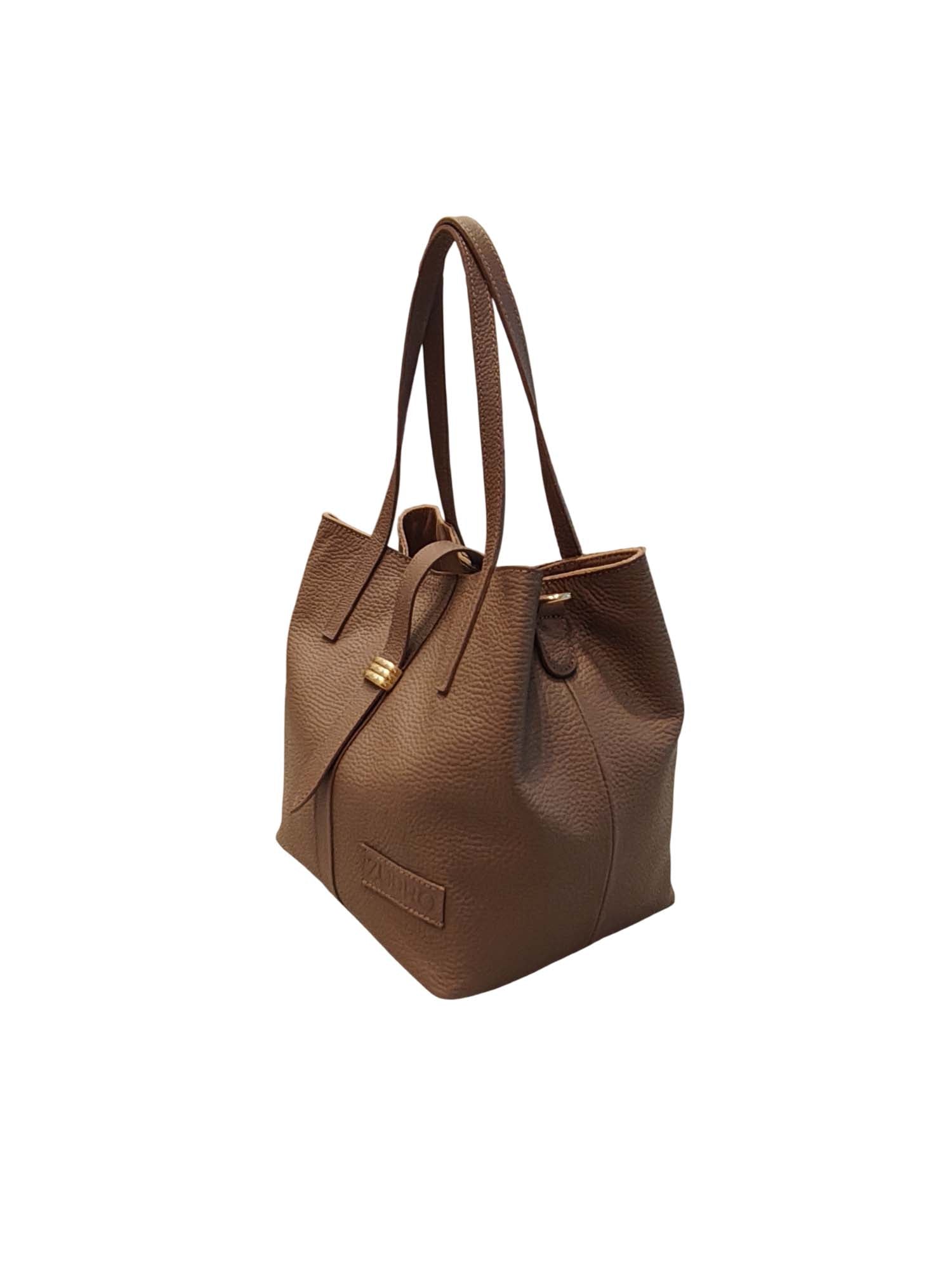 Bolso tote modelo Gardenia en color brownie, destacando su silueta elegante con laterales fruncidos y cargaderas integradas