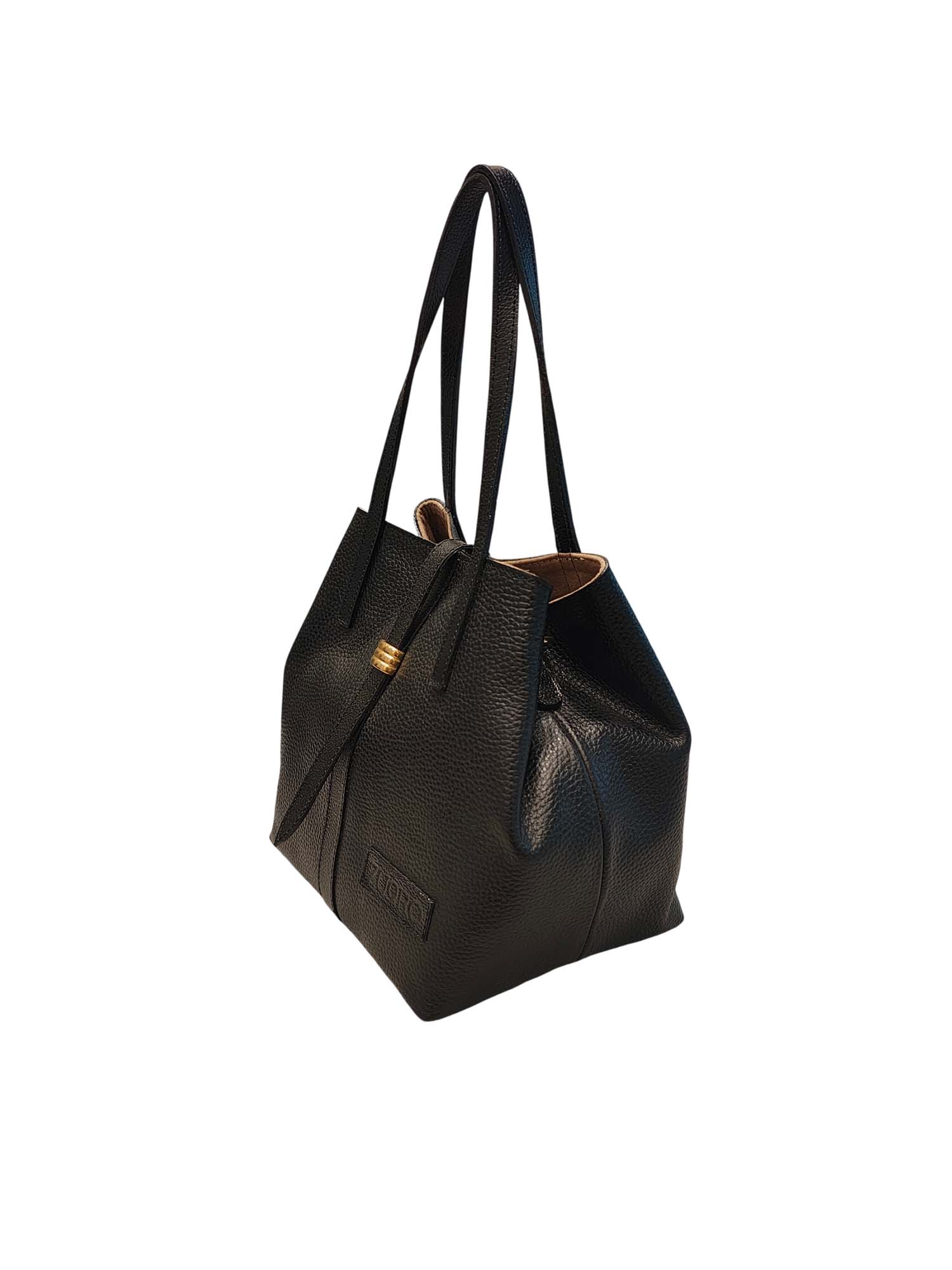 Bolso tote modelo Gardenia en color negro, con laterales fruncidos y diseño de cargaderas integradas para un look sofisticado