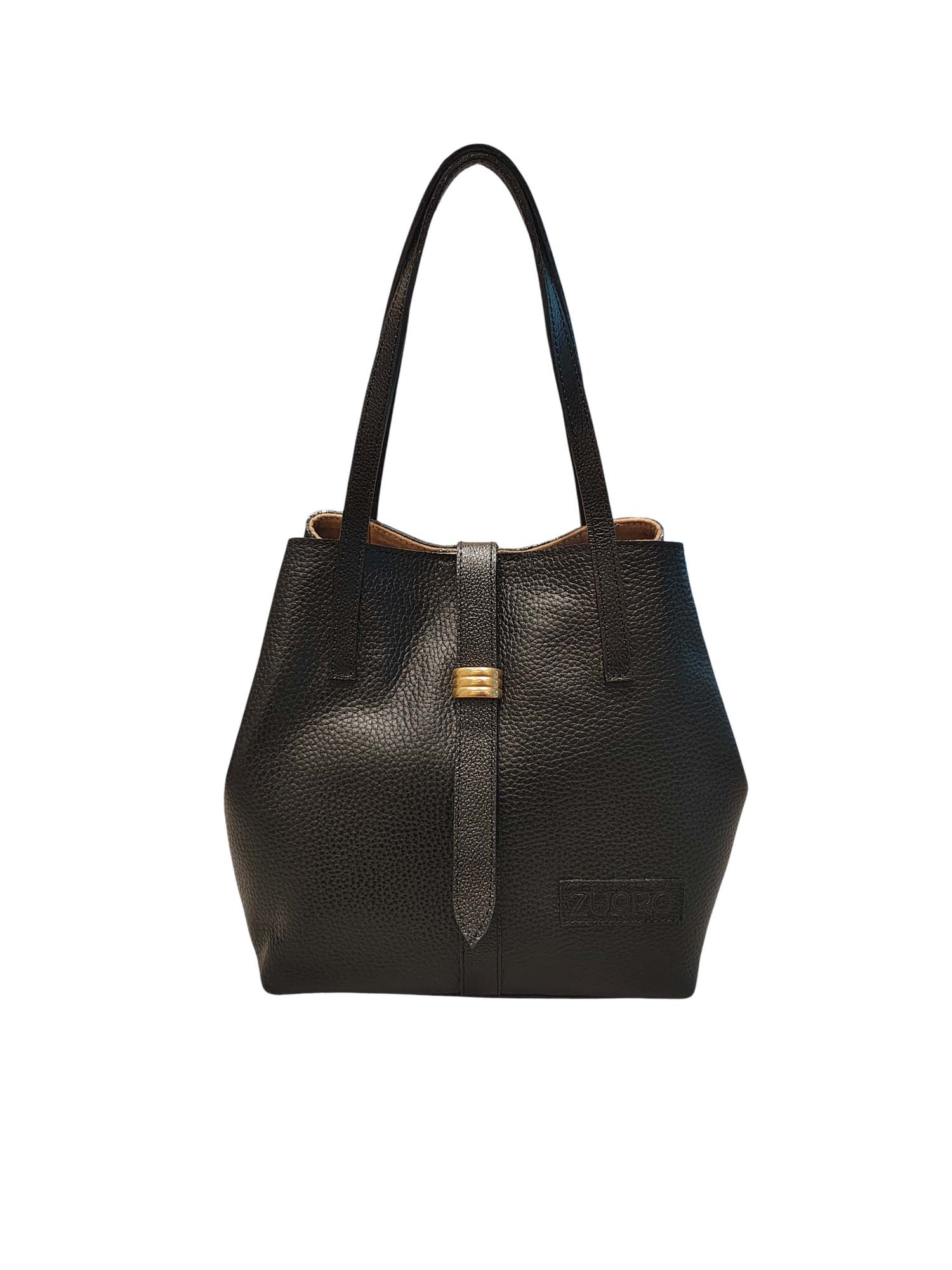 Frontal del bolso Gardenia negro, resaltando la elegancia del fruncido lateral y la caída fluida de su estructura suave