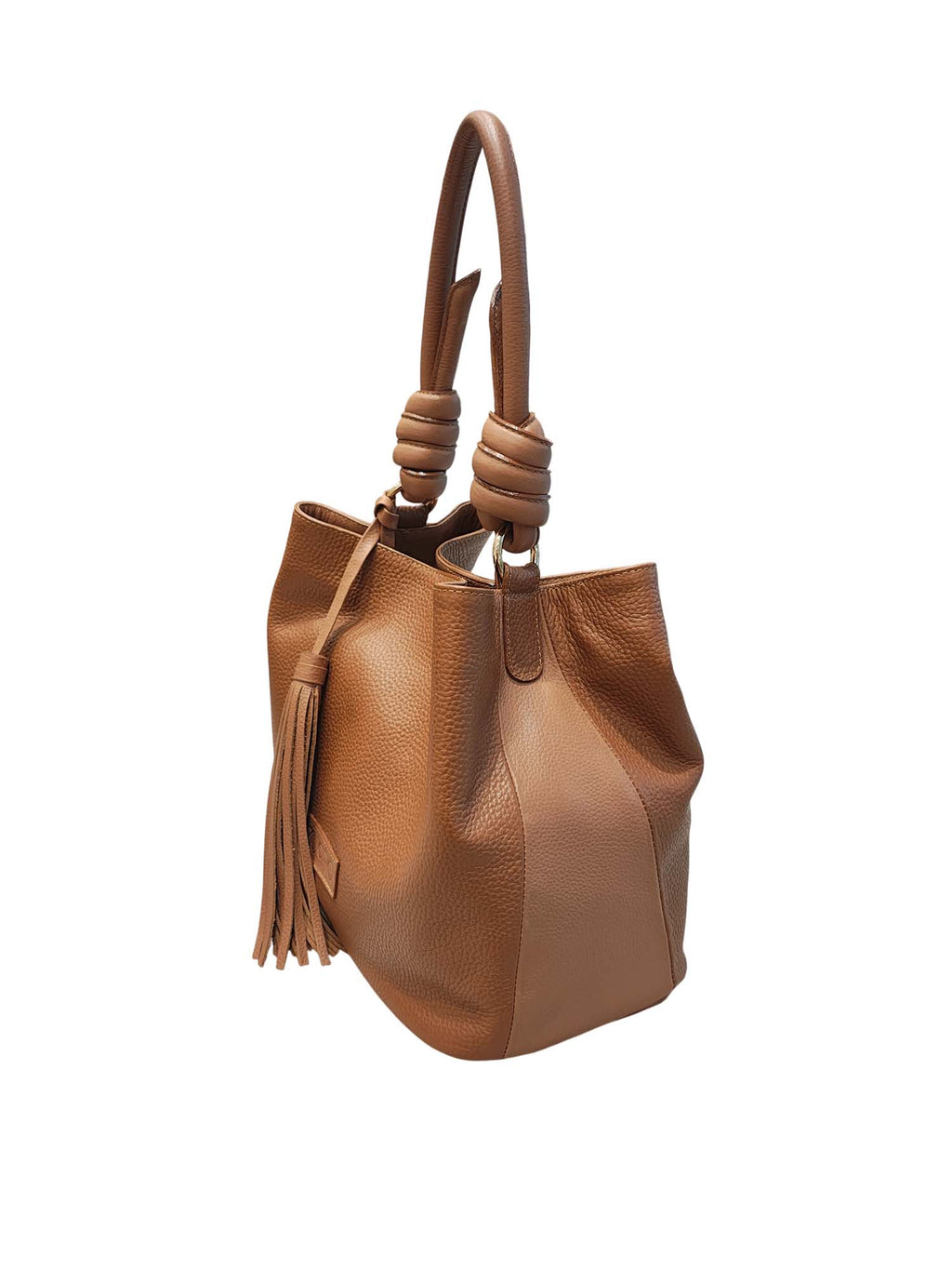Bolso de estructura suave modelo Lorela de Zuoro Shoes en color miel, con cargaderas tubulares anudadas y detalle de flecos tipo tassel