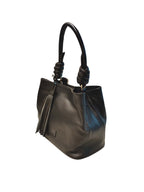 Bolso negro de estructura suave modelo Lorela, con cargaderas tubulares con nudos y elegante aplique de flecos tassel