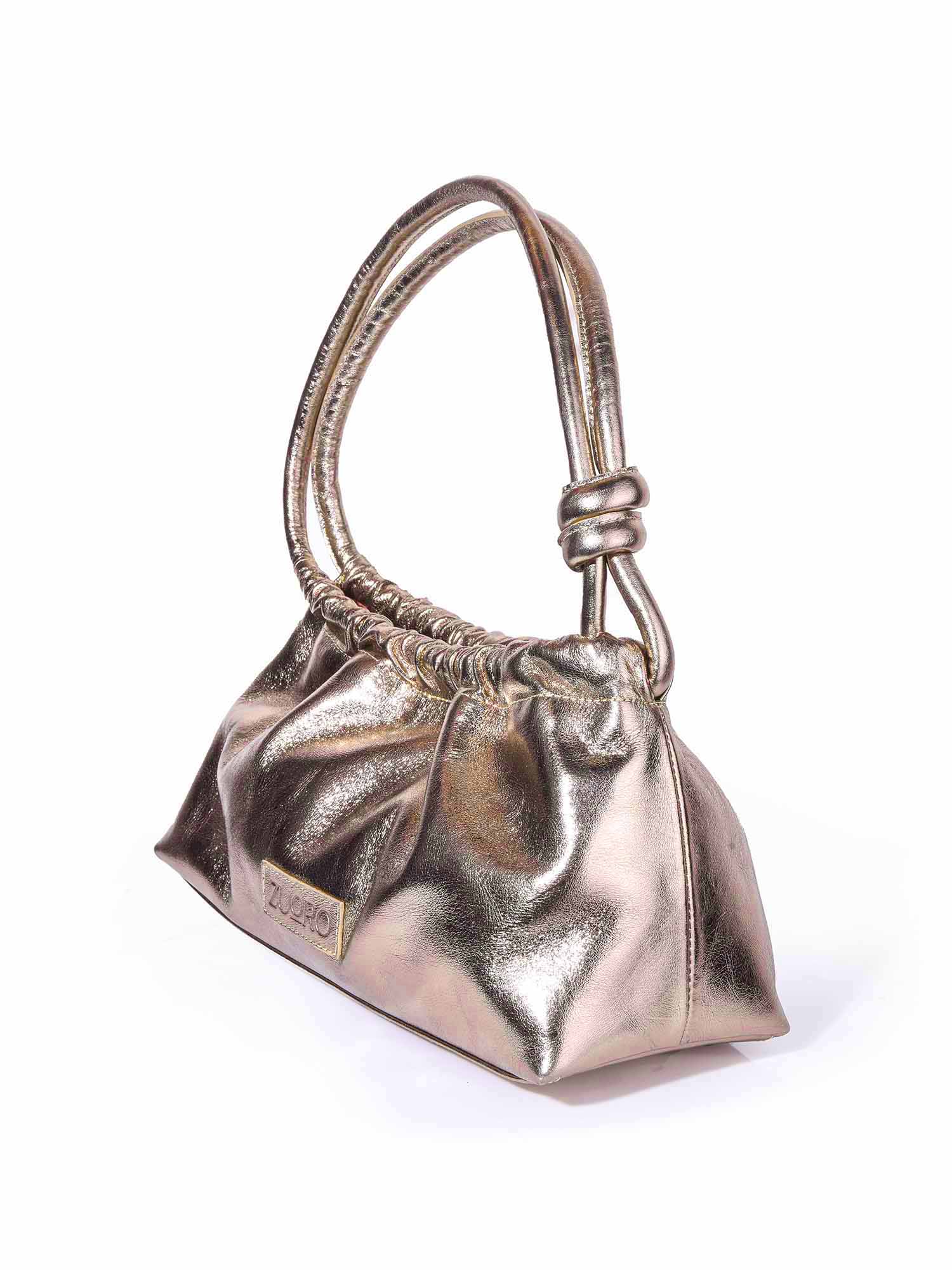Bolso de mano dorado modelo Sicilia Bag de Zuoro Shoes, con acabado metalizado fruncido y asas de nudo artesanales