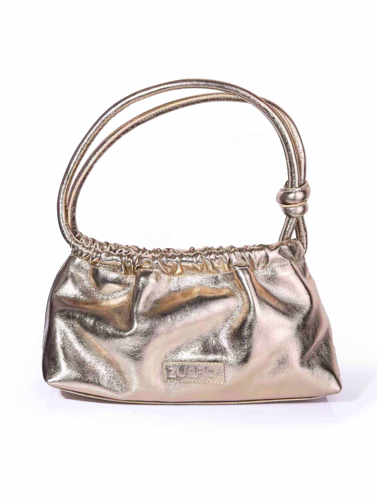 Detalle frontal del Sicilia Bag dorado, destacando el juego de luces sobre el cuero fruncido y el diseño de asa anudada