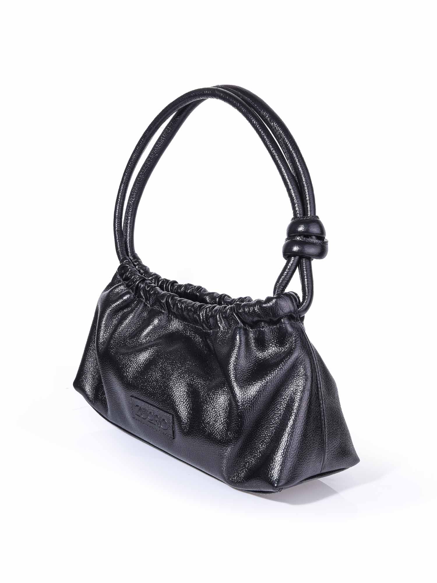 Bolso de mano en cuero negro modelo Sicilia Bag de Zuoro Shoes, con diseño fruncido y elegantes asas anudadas