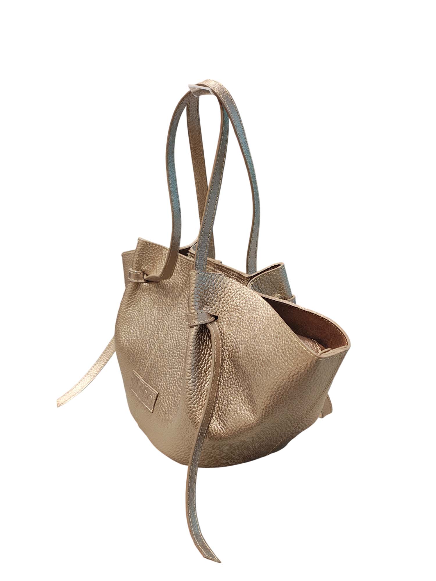Bolso flexible modelo Zamia en color luna (metalizado champaña), con diseño de laterales ajustables y cargaderas dobles estilizadas