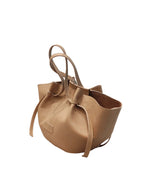 Bolso de estructura flexible modelo Zamia de Zuoro Shoes en color macadamia, con laterales ajustables y finas cargaderas dobles de hombro