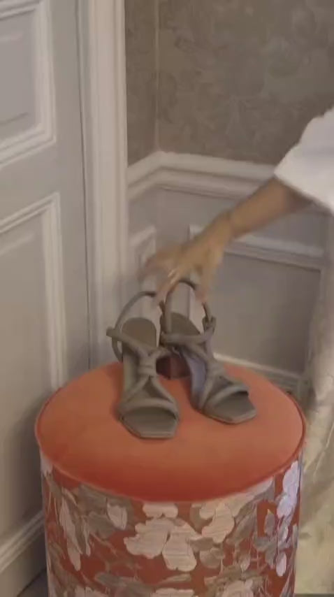 Video de modelo usando tacón Prata beige en una casa elegante y entorno urbano, mostrando la altura del tacón y su versatilidad