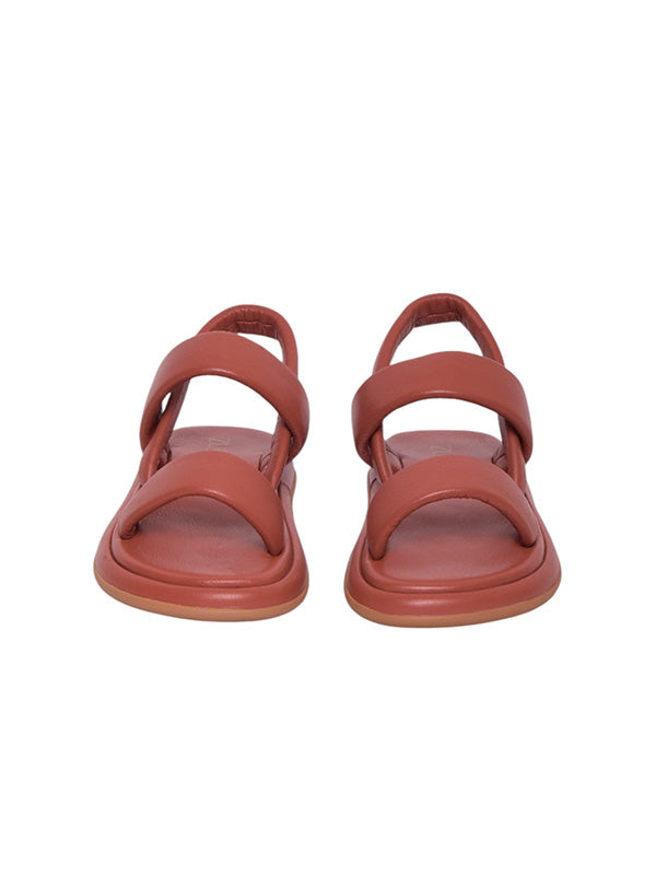 Vista frontal de la sandalia Amber resaltando la silueta estilizada y la suavidad de las tiras acolchadas que brindan un soporte ergonómico