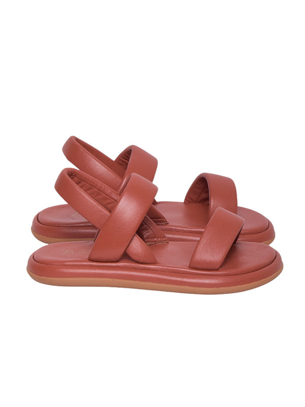 Perfil de la sandalia Amber de Zuoro Shoes, mostrando la construcción ligera de la suela y el sistema de ajuste seguro al tobillo