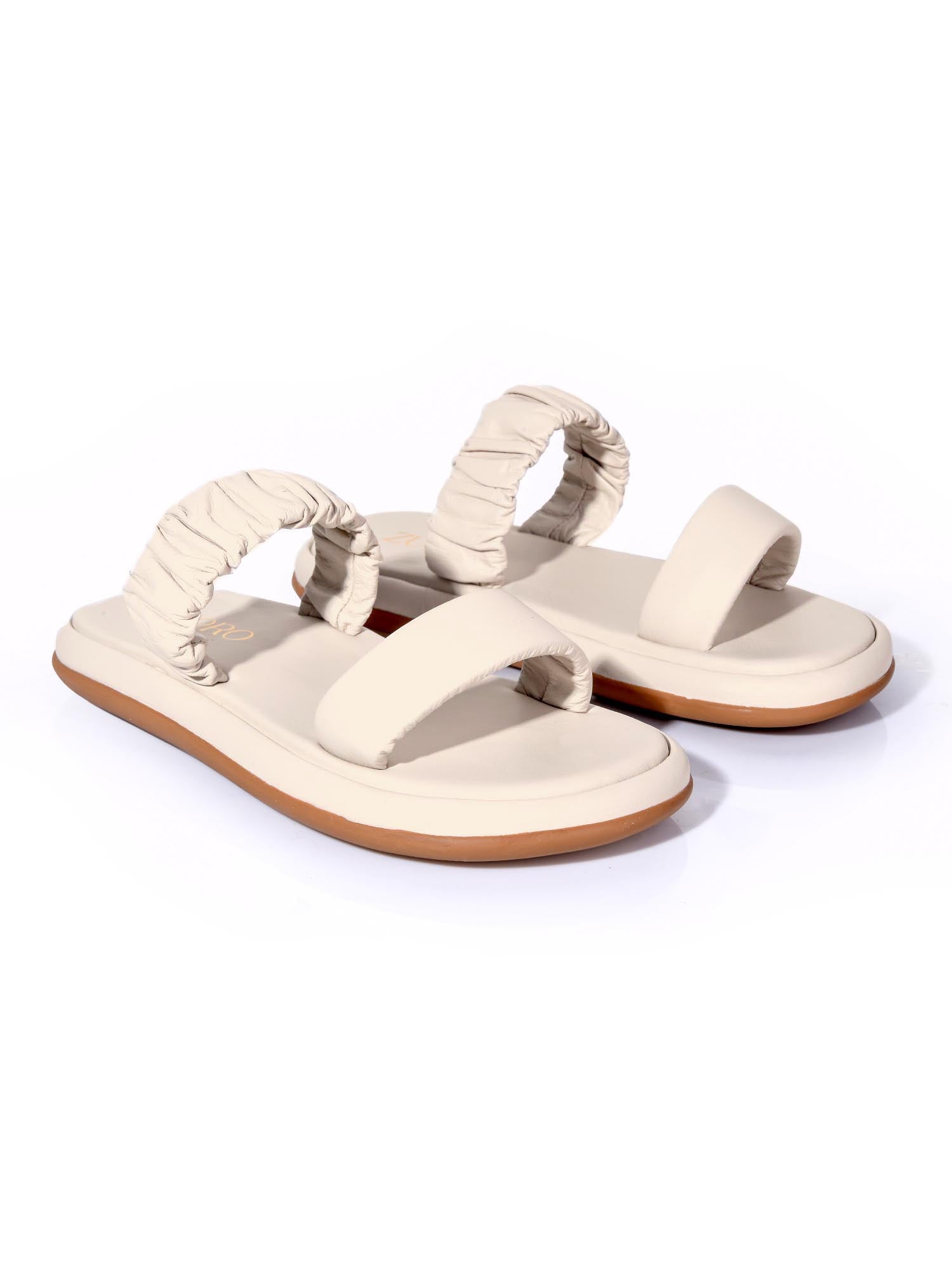 Sandalia slide chunky beige modelo Ari de Zuoro Shoes, con diseño de tiras acolchadas en textura lisa y elástica tipo resorte