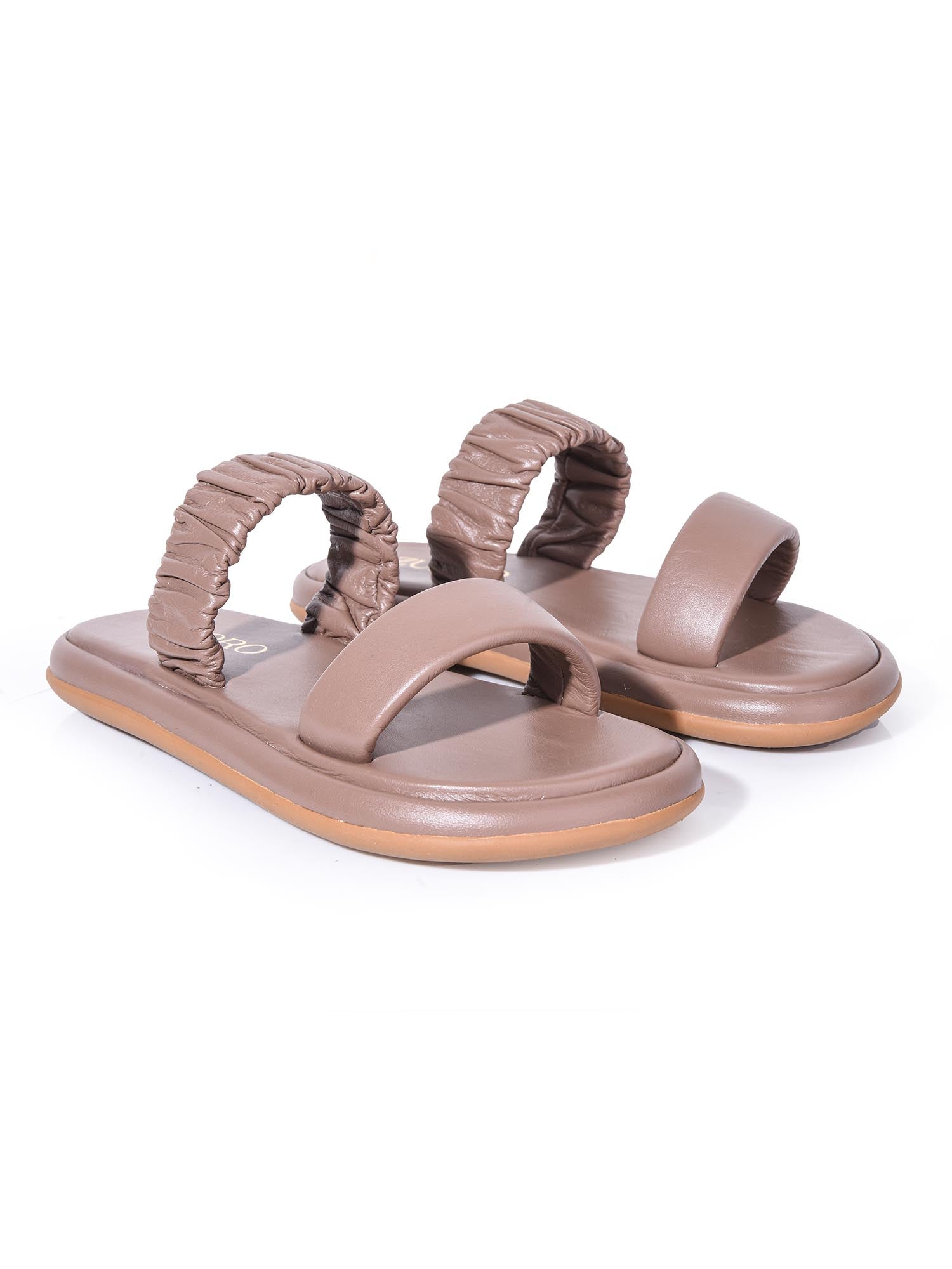 Sandalia plana chunky modelo Ari de Zuoro Shoes en color marrón, con doble tira ancha acolchada combinando texturas lisa y tipo resorte