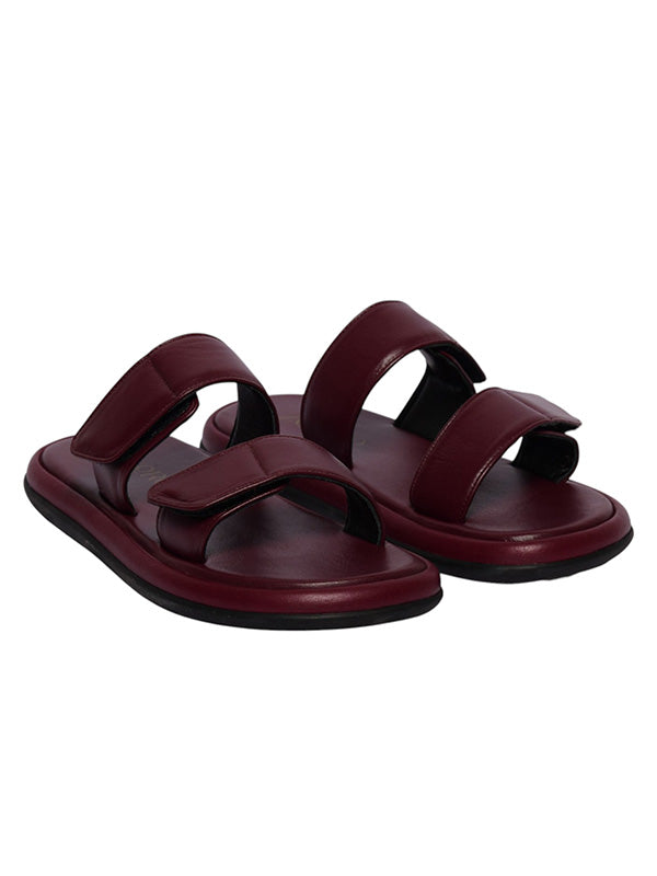 Sandalia plana tipo chancla modelo Aria en color vinotinto de Zuoro Shoes, con suela chunky elegante y acabados premium