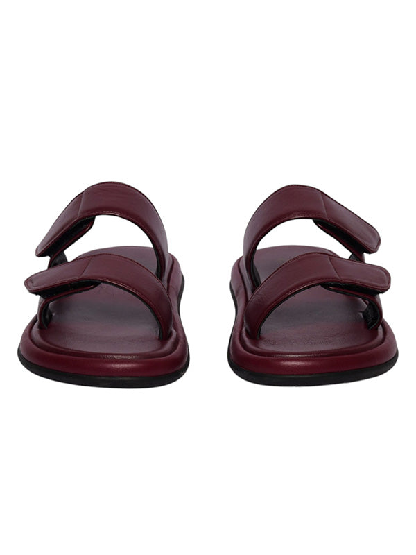 Vista frontal de sandalias vinotinto Aria destacando el ajuste confortable de velcro y el diseño de tira ancha acolchada