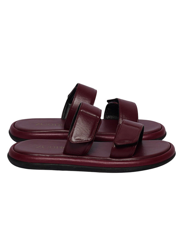 Perfil de la sandalia Aria color vinotinto mostrando la suela plana chunky de Zuoro Shoes y su construcción robusta pero ligera