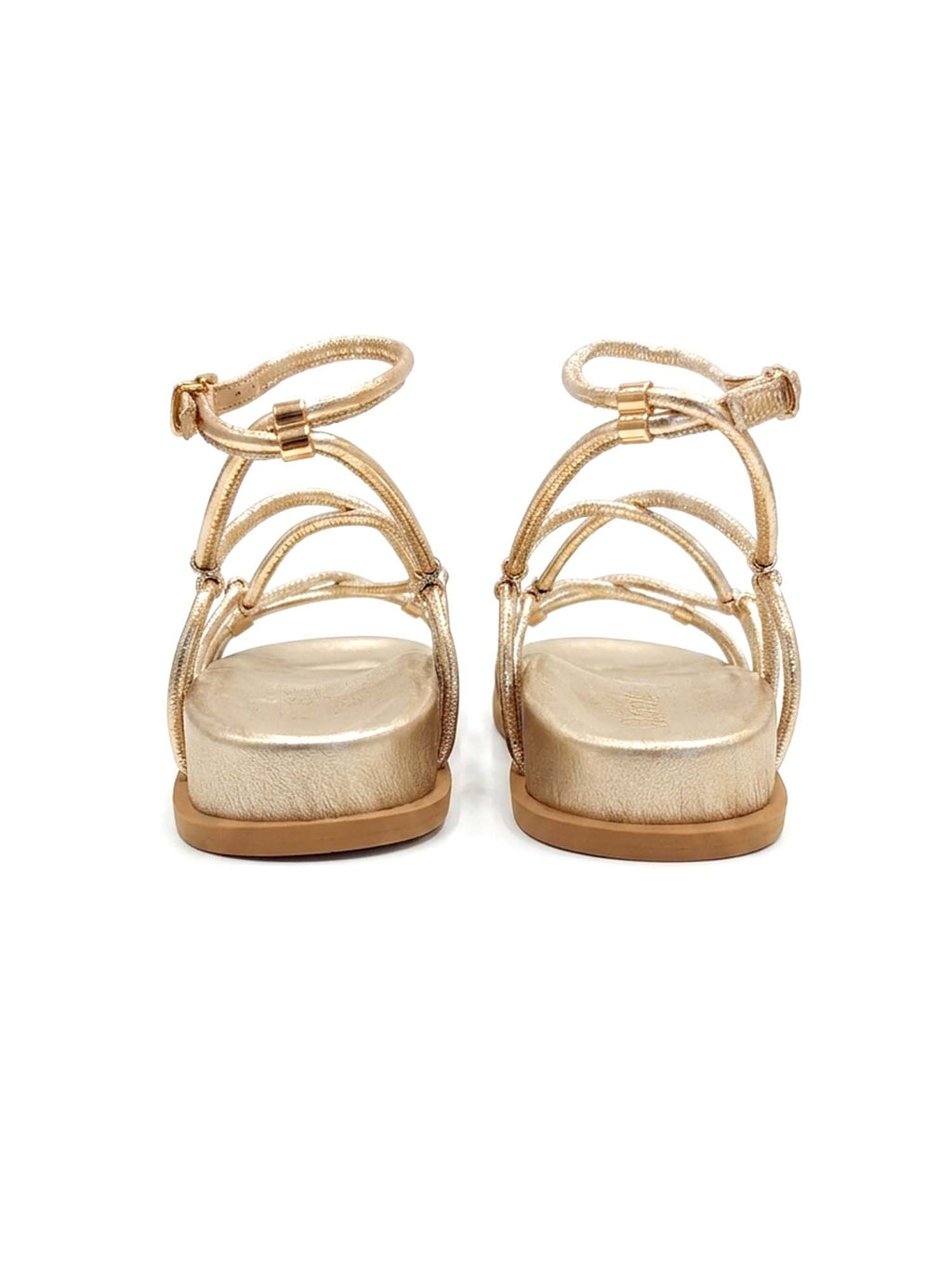 Vista posterior del modelo Begonia, mostrando el soporte del talón y el acabado brillante de las tiras finas doradas