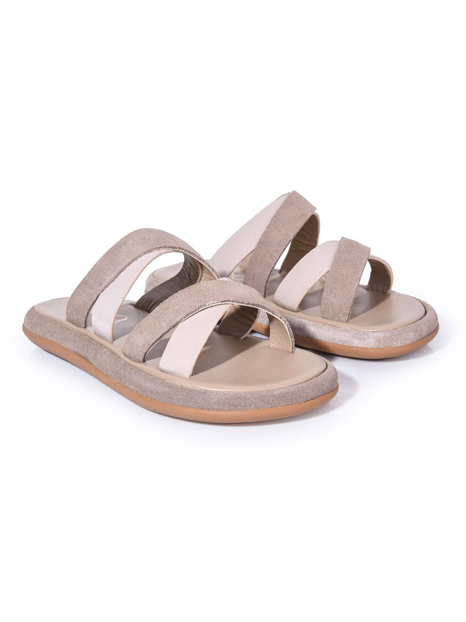 Sandalia chunky beige modelo Brissa de Zuoro Shoes, con tiras entrelazadas en acabado carnaza y acabado brillante