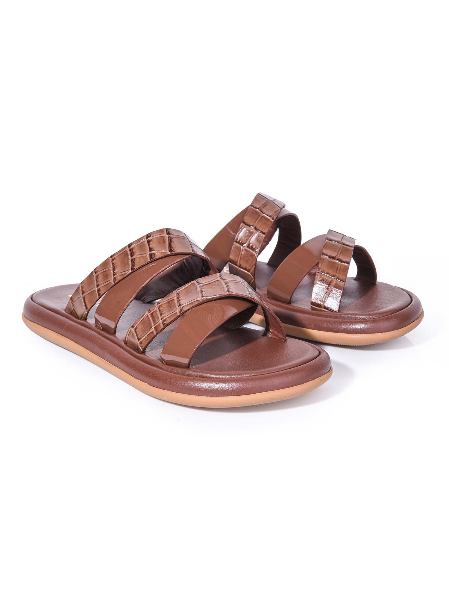 Sandalia chunky marrón modelo Brissa de Zuoro Shoes, con tiras entrelazadas en textura de cocodrilo y acabado brillante