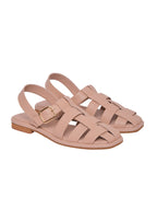 Sandalia plana beige modelo Capri de Zuoro Shoes, con diseño de tiras anchas en forma de red y ajuste de hebilla al tobillo
