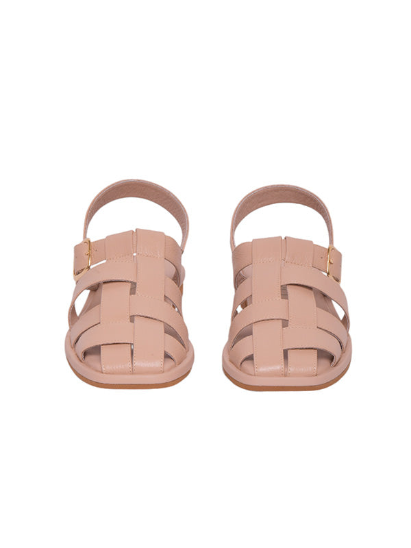 Vista frontal de la sandalia Capri resaltando el patrón geométrico de red que envuelve el pie y la silueta elegante de la punta