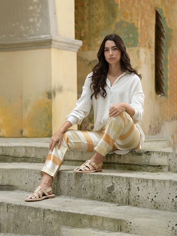 Modelo luciendo las sandalias Capri beige con un outfit ligero, el calzado perfecto para vacaciones o un look sofisticado de verano