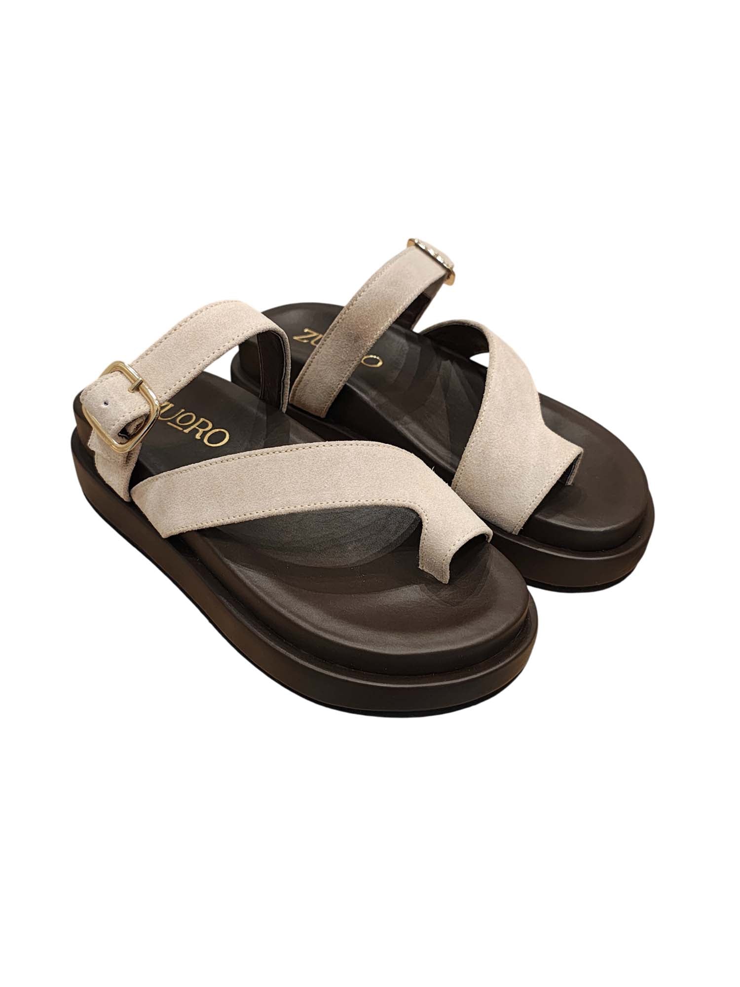 Sandalia modelo Ceniza de Zuoro Shoes en color arena, con diseño de cintas cruzadas, arco para el dedo y ajuste de hebilla al empeine