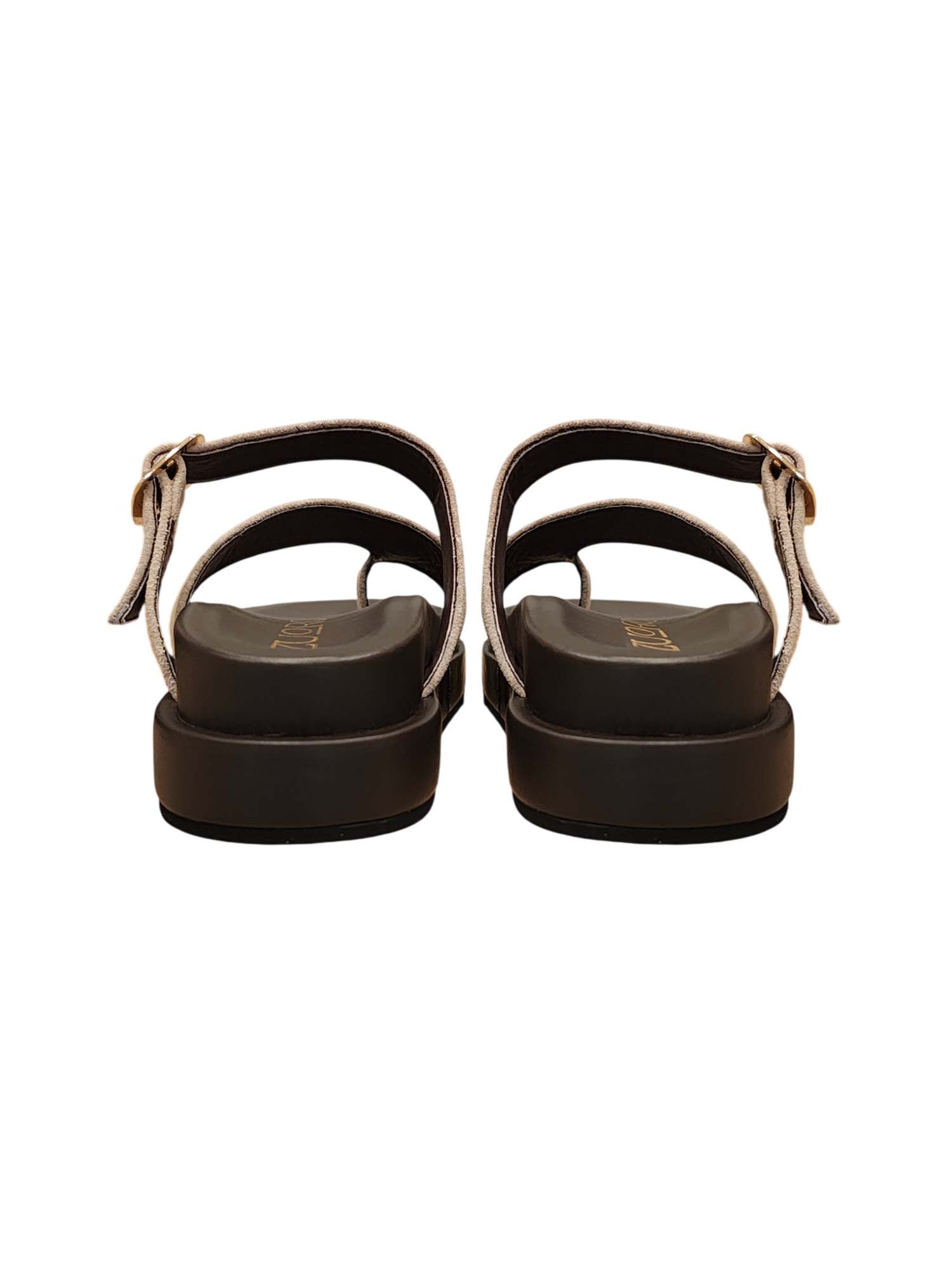 Vista posterior del modelo Ceniza, mostrando la base plana y estilizada en tono arena que complementa el diseño abierto