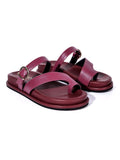 Sandalia plana modelo Ceniza de Zuoro Shoes en color vinotinto, con diseño de cintas cruzadas, arco para el dedo y hebilla de ajuste al empeine