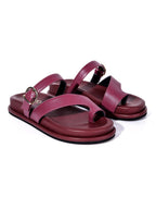 Sandalia plana modelo Ceniza de Zuoro Shoes en color vinotinto, con diseño de cintas cruzadas, arco para el dedo y hebilla de ajuste al empeine