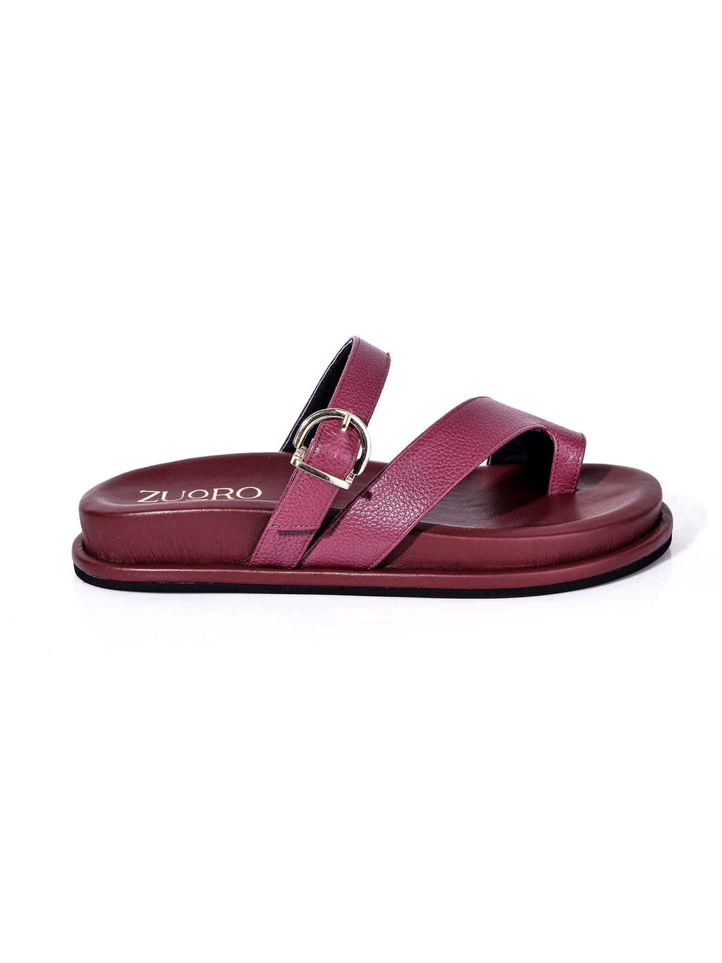 Perfil de la sandalia Ceniza de Zuoro Shoes, mostrando la suela plana delgada y el detalle de la hebilla metálica para un calce personalizado