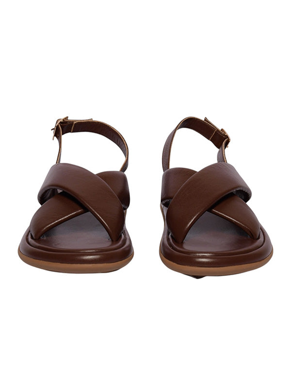 Vista frontal de sandalias marrones Cianna, resaltando el diseño de tiras gruesas y la puntera amplia para mayor comodidad