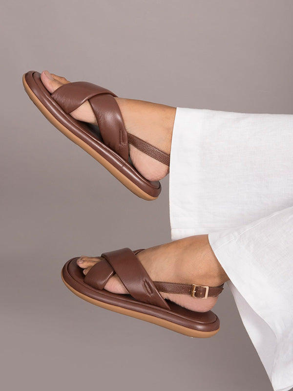 Detalle del cierre y acolchado de la sandalia marrón Cianna, resaltando el ajuste seguro y la calidad artesanal