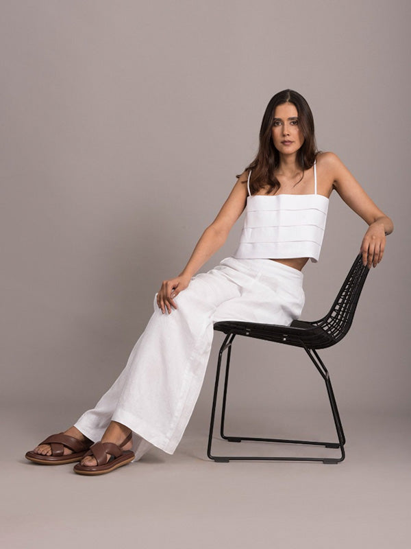 Modelo usando sandalias tipo chunky marrones Cianna con look casual, calzado cómodo de suela gruesa marca Zuoro