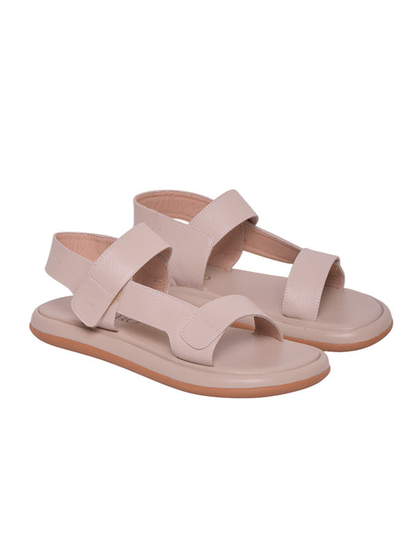 Sandalia plana modelo Coco de Zuoro Shoes, color beige con diseño de tiras anchas, suela chunky y sistema de ajuste en velcro