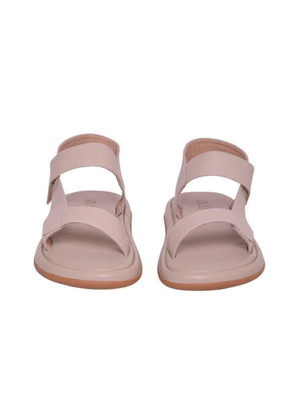 Vista frontal de la sandalia Coco resaltando la cobertura de las tiras sobre el empeine y el cierre de contacto para un ajuste personalizado