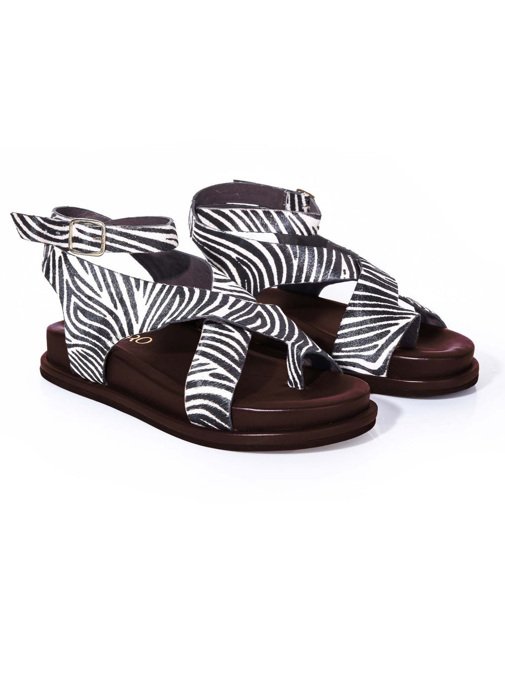Sandalia plana modelo Corinna de Zuoro Shoes en animal print de cebra, con diseño de tiras entrelazadas que envuelven el pie con elegancia