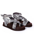 Sandalia plana modelo Corinna de Zuoro Shoes en animal print de cebra, con diseño de tiras entrelazadas que envuelven el pie con elegancia