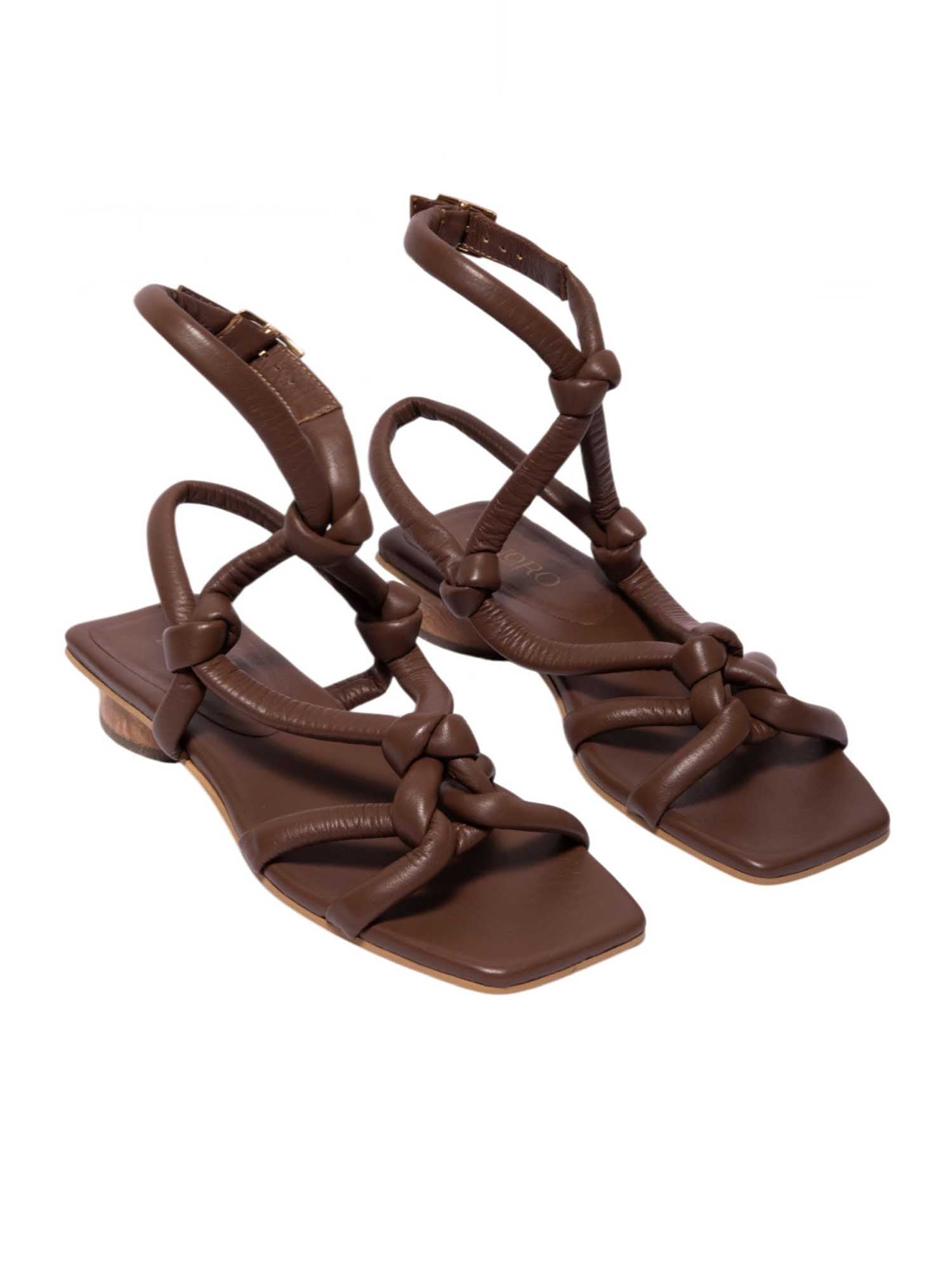 Sandalia plana modelo Duna de Zuoro Shoes en color mocca, con tiras entrelazadas formando nudos artesanales y mini tacón de madera natural