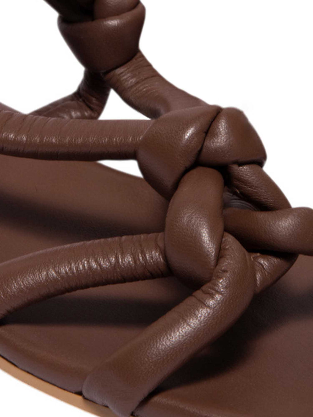 Primer plano al nudo artesanal de la sandalia Duna mocca, resaltando el trabajo a mano y el acolchado de sus tiras