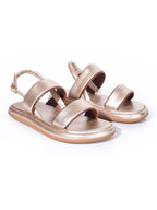 Sandalia chunky dorada modelo Fasa de Zuoro Shoes, con tiras anchas elegantes, sutil borde marrón y ajuste seguro al tobillo