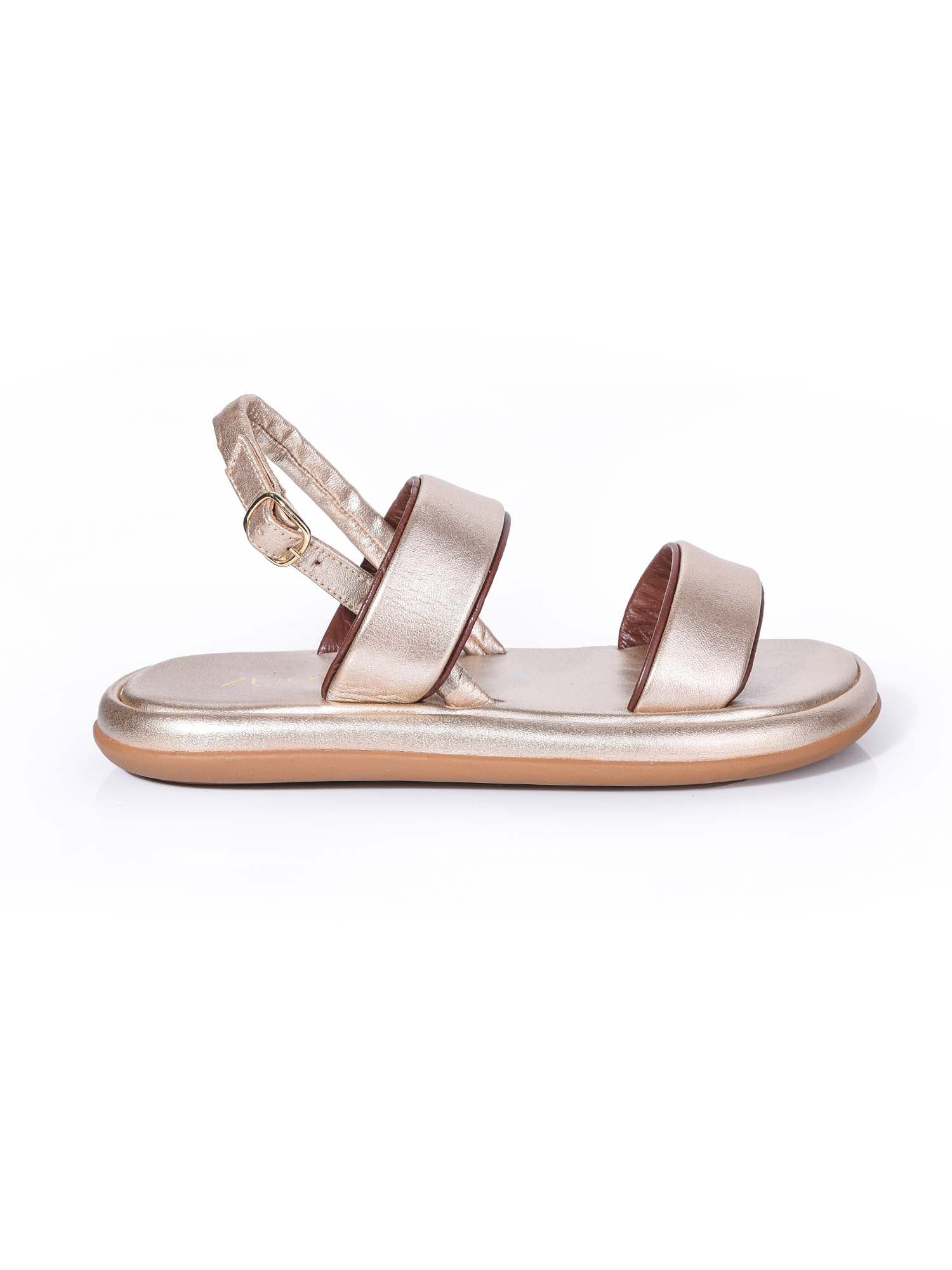 Perfil de la sandalia Fasa dorada de Zuoro Shoes, mostrando la suela tipo plataforma chunky y la correa envolvente para soporte del tobillo