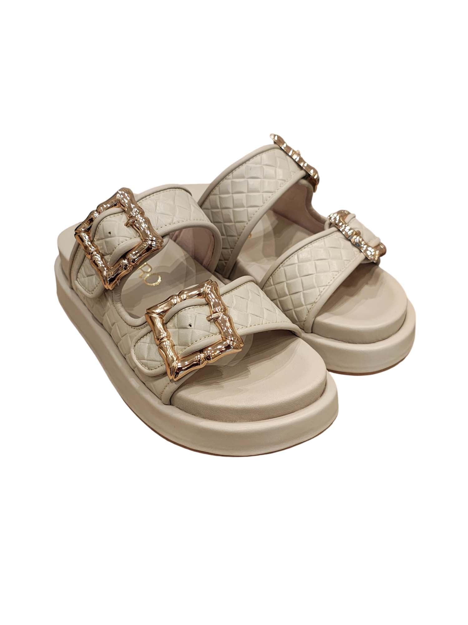 Sandalia chunky modelo Gardenia en color arena, con bandas de cuero texturizado y hebillas decorativas sobre plataforma media